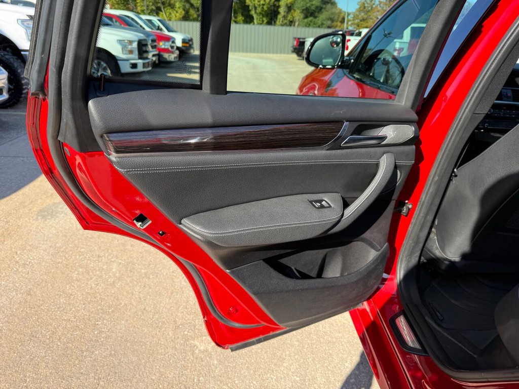 BMW X4 Vehicle Full-screen Gallery Image 14