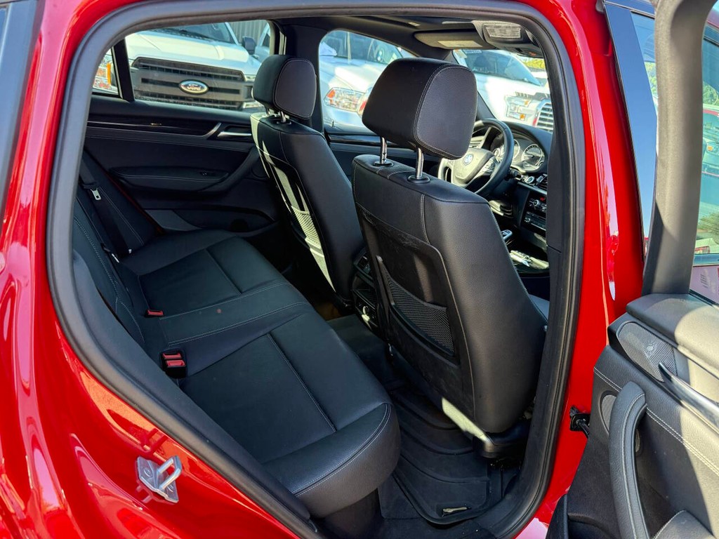 BMW X4 Vehicle Full-screen Gallery Image 15