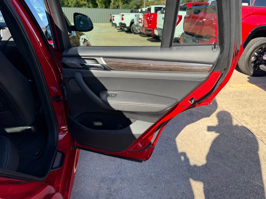 BMW X4 Vehicle Full-screen Gallery Image 16