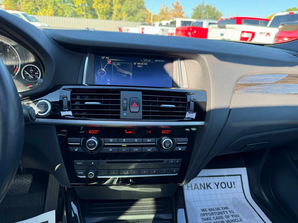 BMW X4 Vehicle Full-screen Gallery Image 24