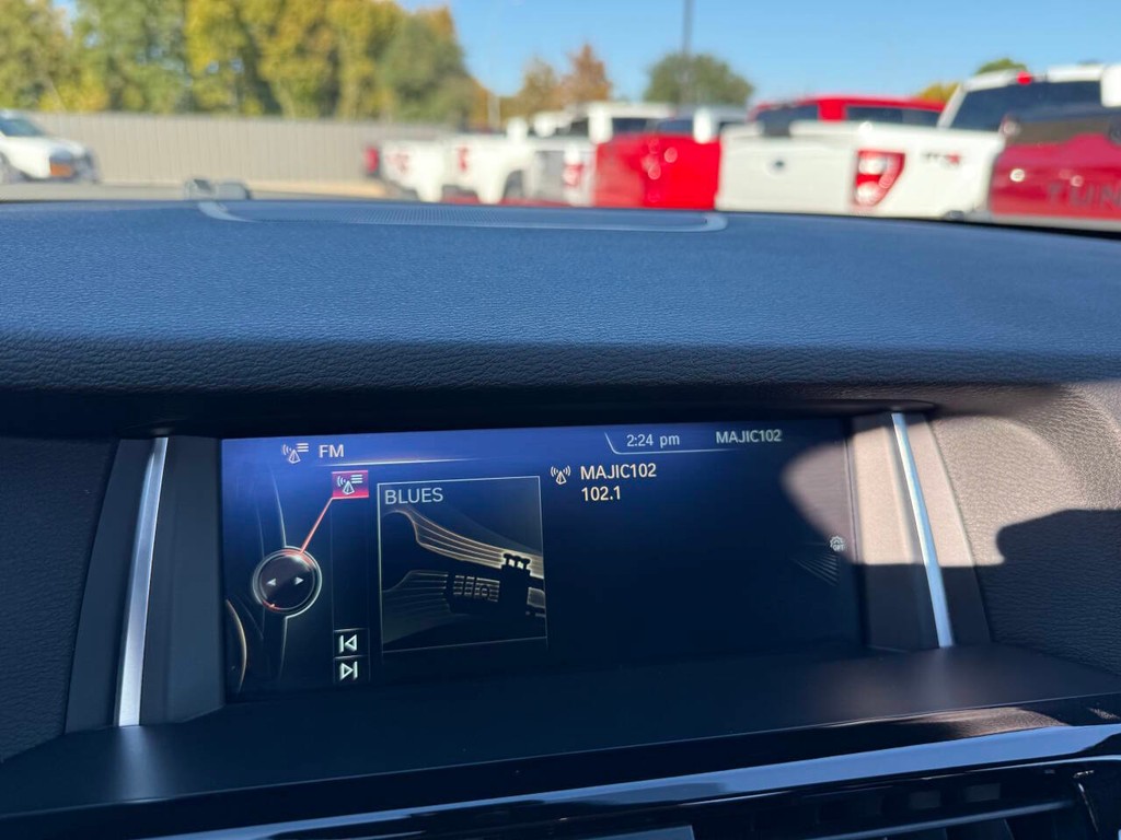 BMW X4 Vehicle Full-screen Gallery Image 25