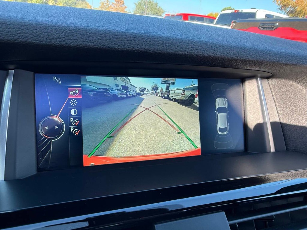 BMW X4 Vehicle Full-screen Gallery Image 26