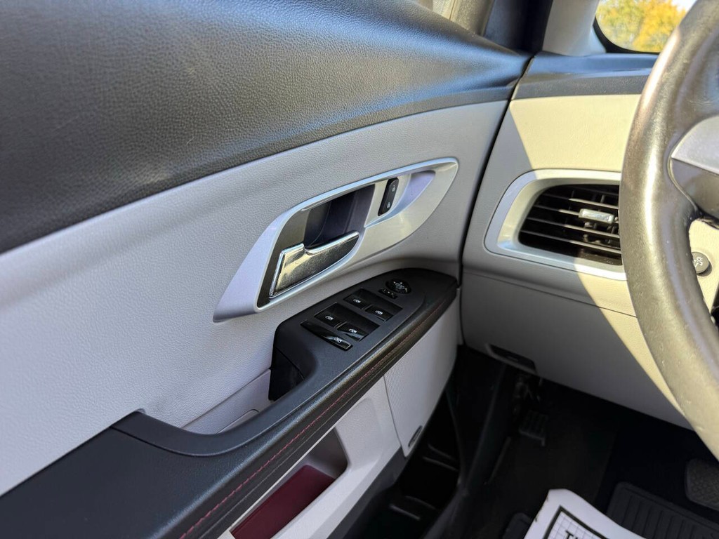 Chevrolet Equinox Vehicle Full-screen Gallery Image 30