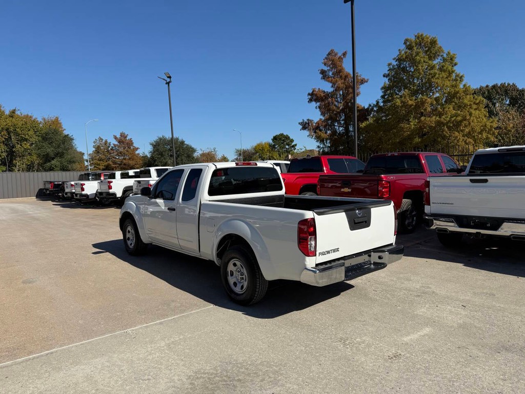 Nissan Frontier Vehicle Full-screen Gallery Image 04