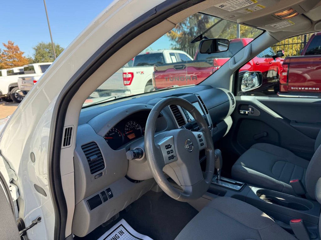 Nissan Frontier Vehicle Full-screen Gallery Image 06