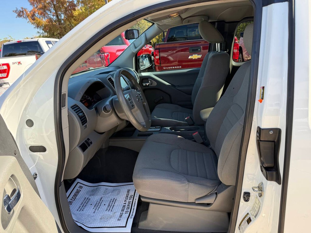 Nissan Frontier Vehicle Full-screen Gallery Image 07