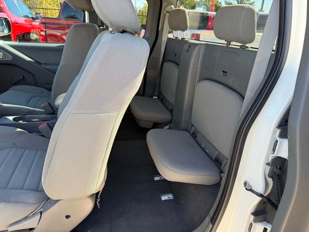 Nissan Frontier Vehicle Full-screen Gallery Image 08