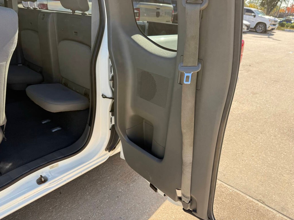 Nissan Frontier Vehicle Full-screen Gallery Image 09