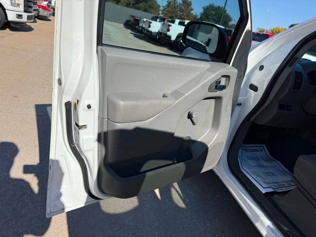 Nissan Frontier Vehicle Full-screen Gallery Image 10