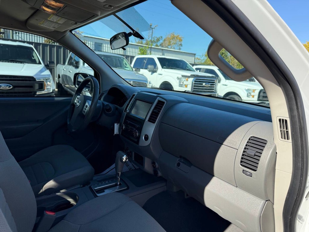 Nissan Frontier Vehicle Full-screen Gallery Image 11