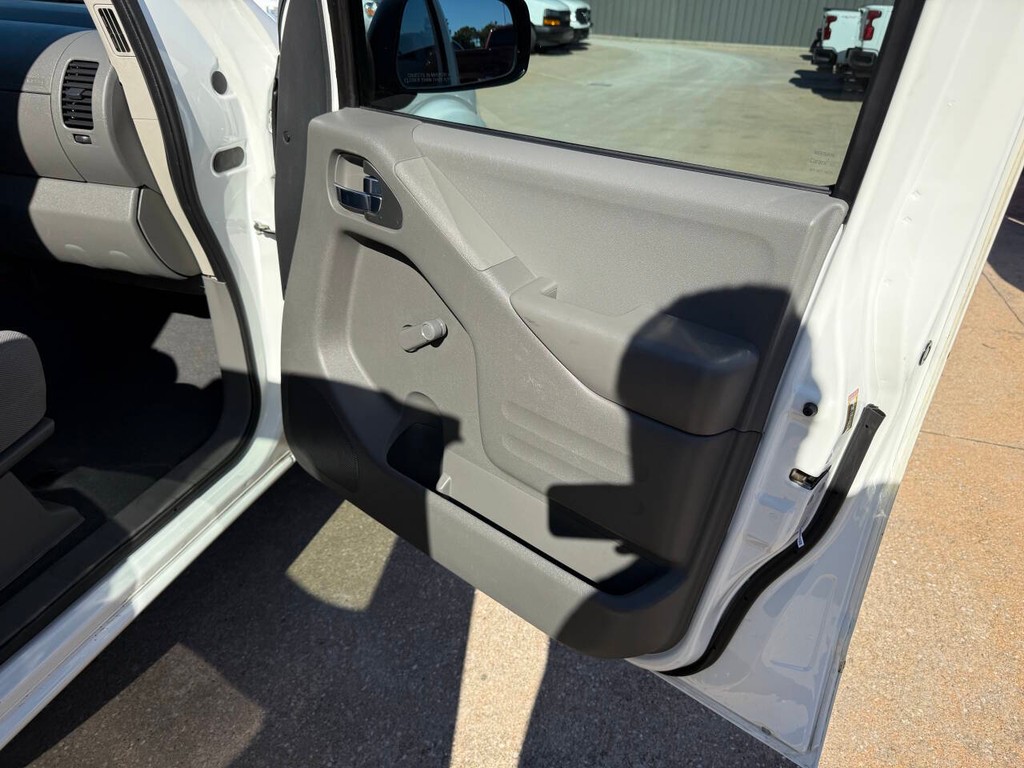 Nissan Frontier Vehicle Full-screen Gallery Image 12