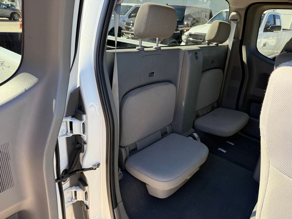 Nissan Frontier Vehicle Full-screen Gallery Image 13