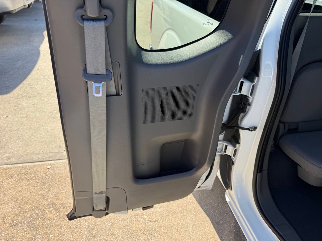 Nissan Frontier Vehicle Full-screen Gallery Image 14