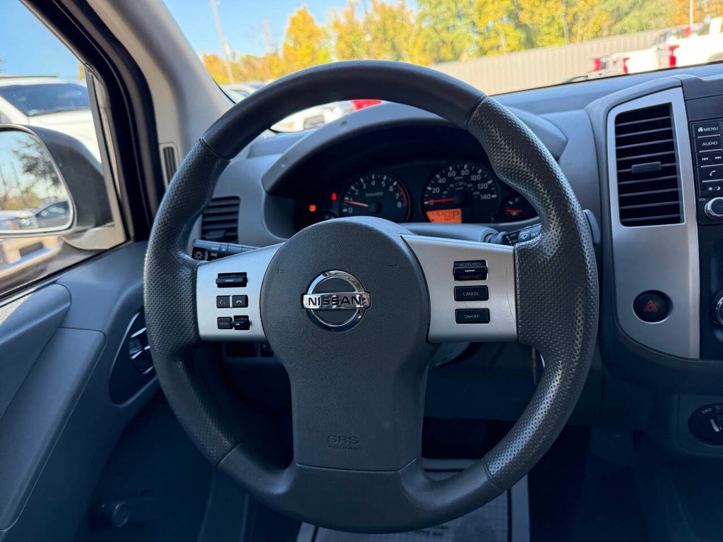 Nissan Frontier Vehicle Full-screen Gallery Image 18