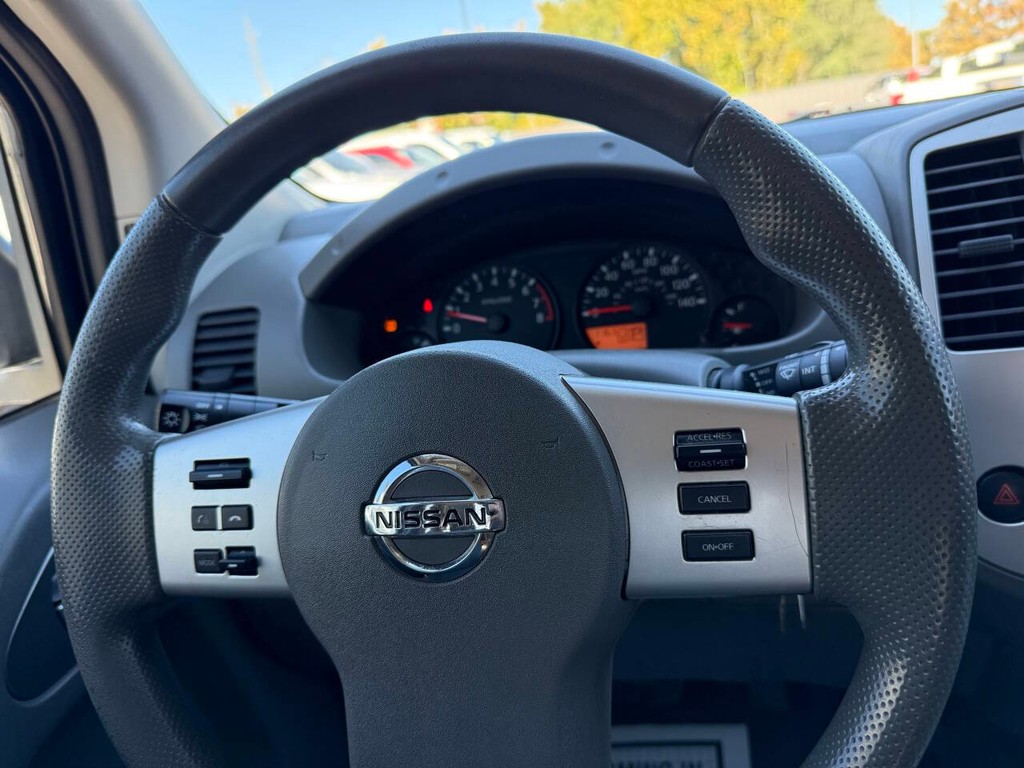 Nissan Frontier Vehicle Full-screen Gallery Image 19