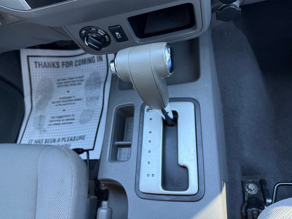 Nissan Frontier Vehicle Full-screen Gallery Image 24