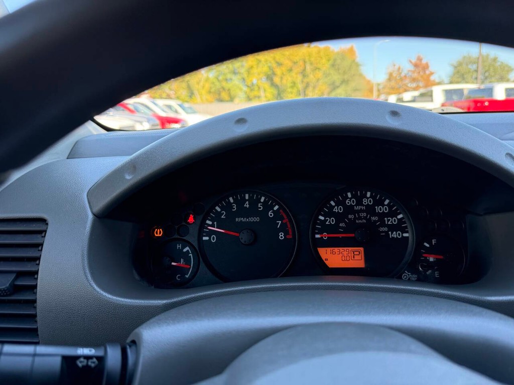 Nissan Frontier Vehicle Full-screen Gallery Image 26