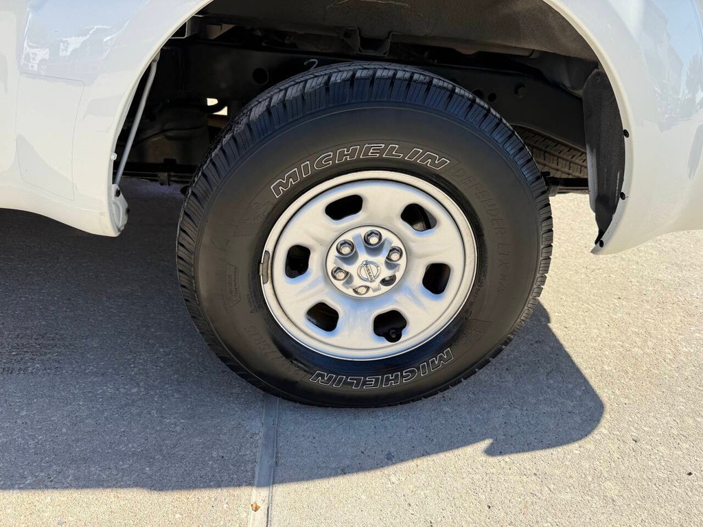 Nissan Frontier Vehicle Full-screen Gallery Image 30