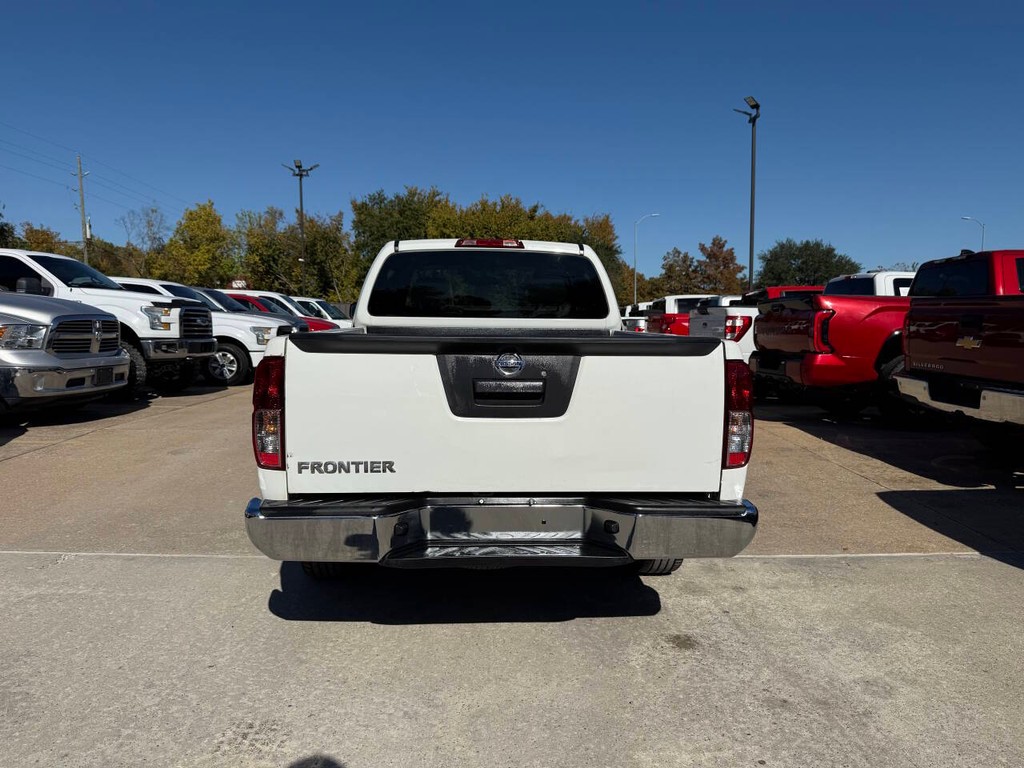 Nissan Frontier Vehicle Full-screen Gallery Image 32