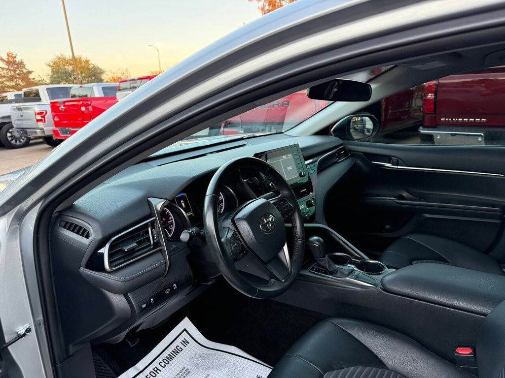 Toyota Camry Vehicle Full-screen Gallery Image 06