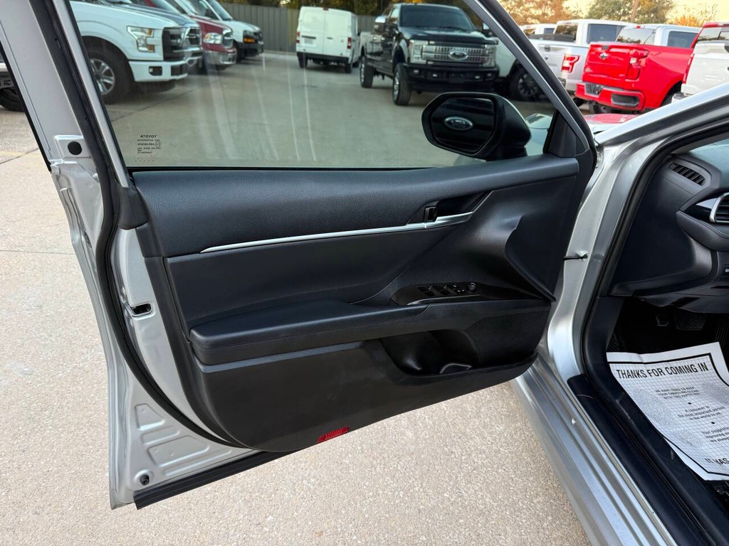 Toyota Camry Vehicle Full-screen Gallery Image 08