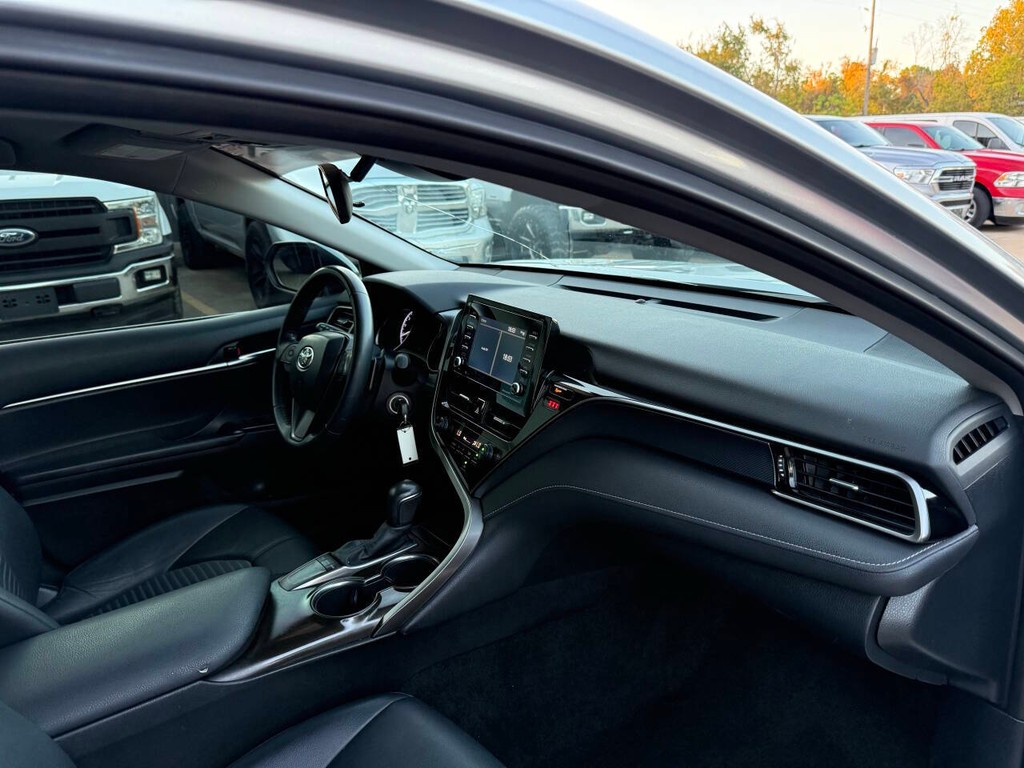 Toyota Camry Vehicle Full-screen Gallery Image 09