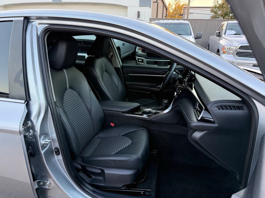 Toyota Camry Vehicle Full-screen Gallery Image 10