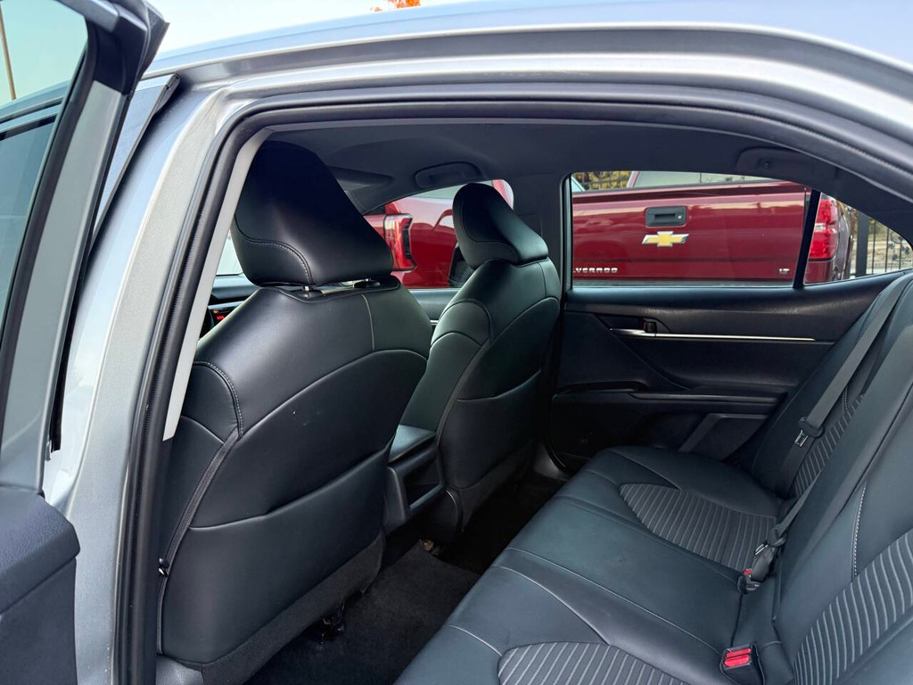 Toyota Camry Vehicle Full-screen Gallery Image 12