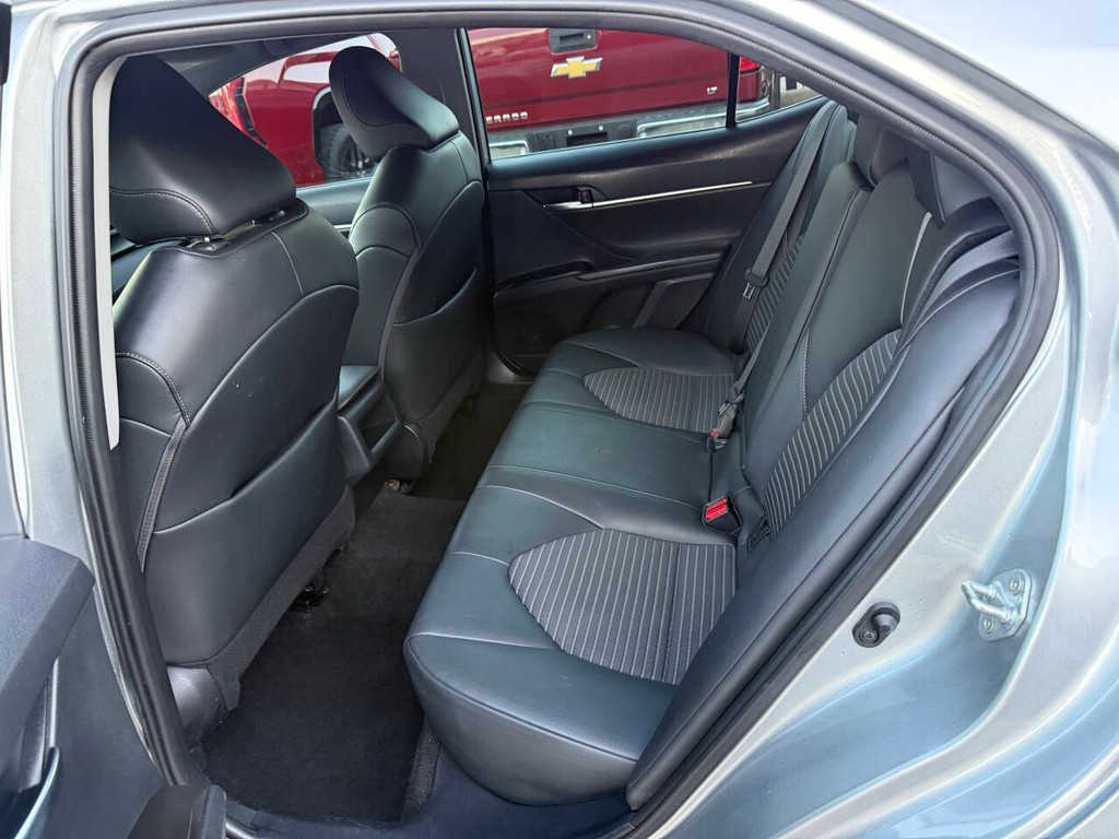 Toyota Camry Vehicle Full-screen Gallery Image 13