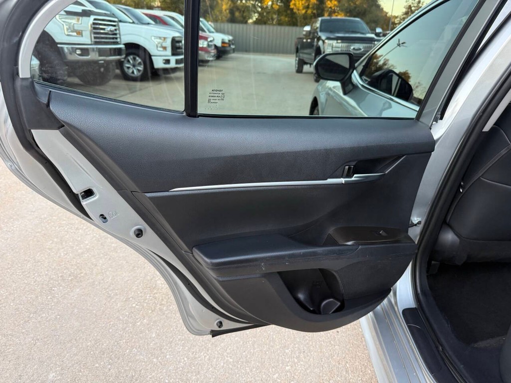 Toyota Camry Vehicle Full-screen Gallery Image 14