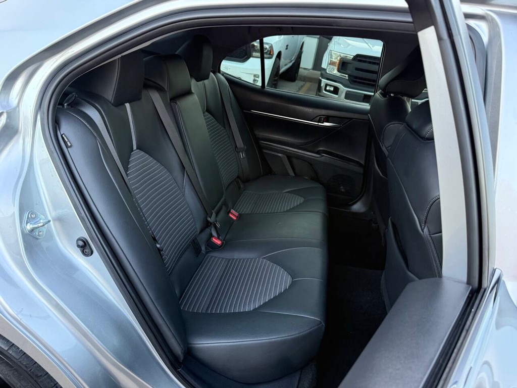 Toyota Camry Vehicle Full-screen Gallery Image 15