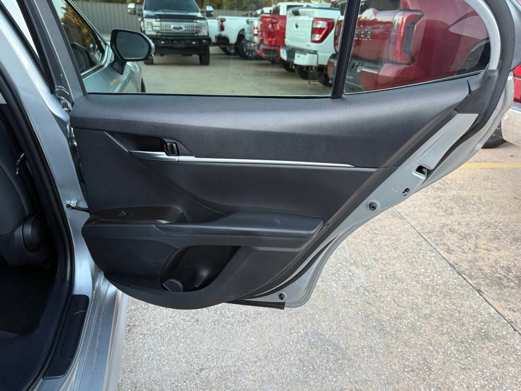 Toyota Camry Vehicle Full-screen Gallery Image 16