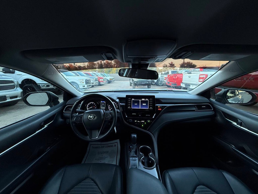 Toyota Camry Vehicle Full-screen Gallery Image 18