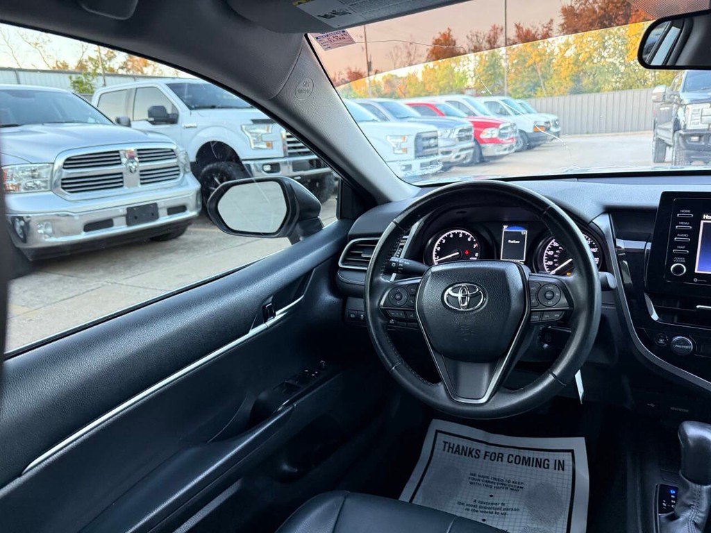 Toyota Camry Vehicle Full-screen Gallery Image 19