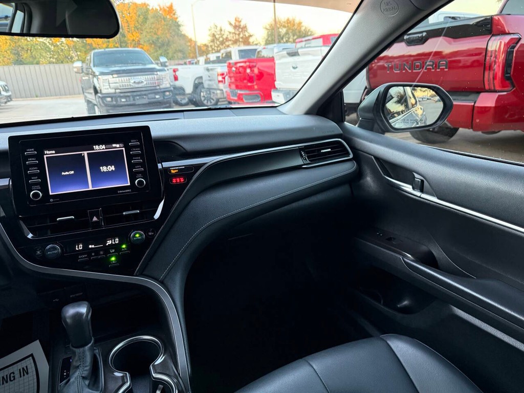 Toyota Camry Vehicle Full-screen Gallery Image 20