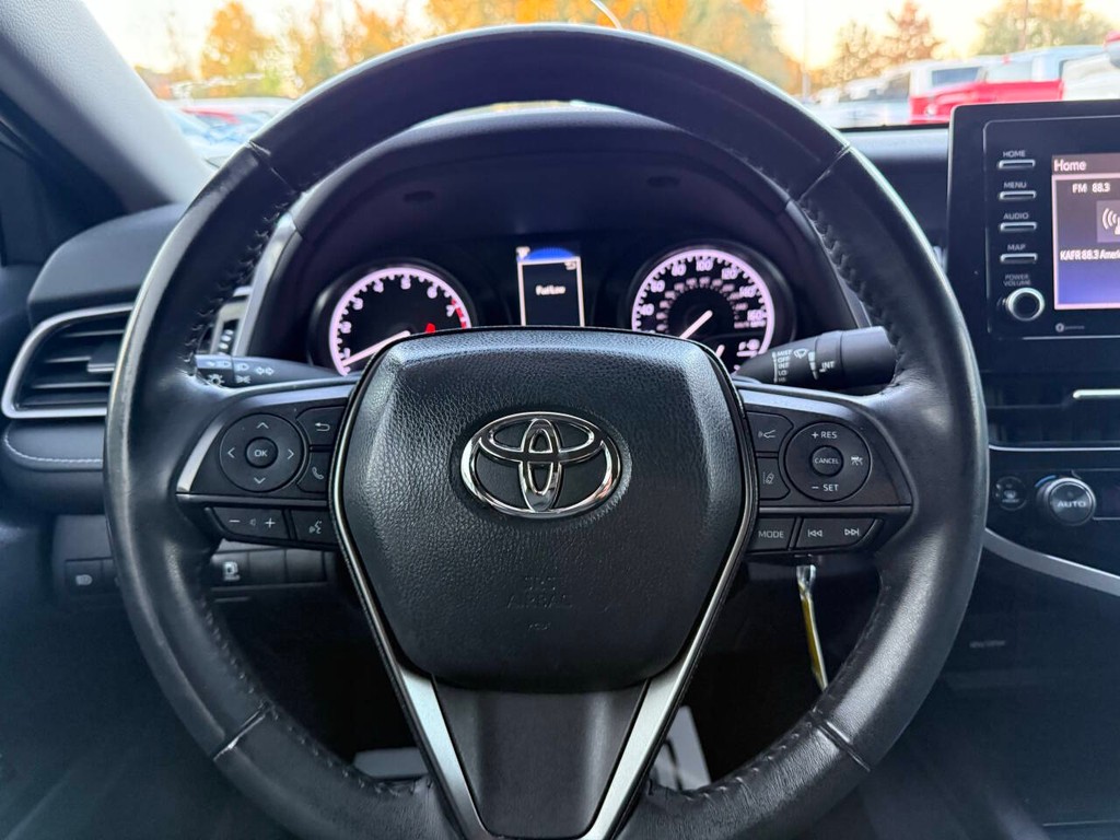 Toyota Camry Vehicle Full-screen Gallery Image 23