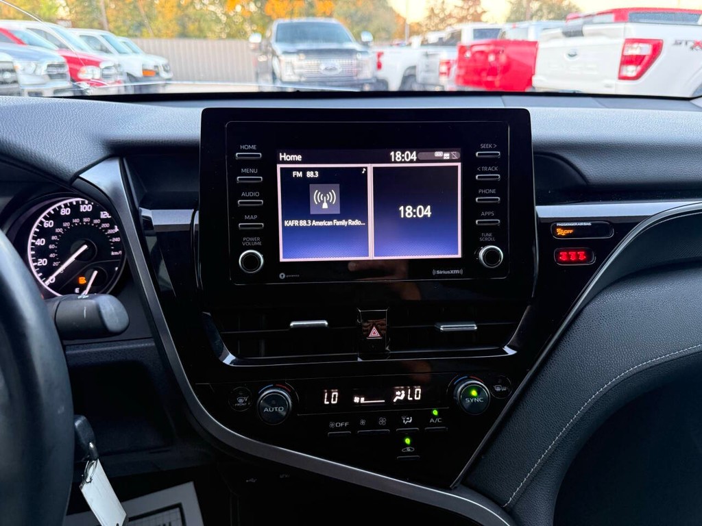 Toyota Camry Vehicle Full-screen Gallery Image 24