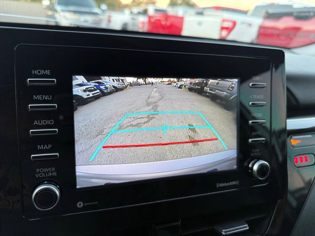 Toyota Camry Vehicle Full-screen Gallery Image 26