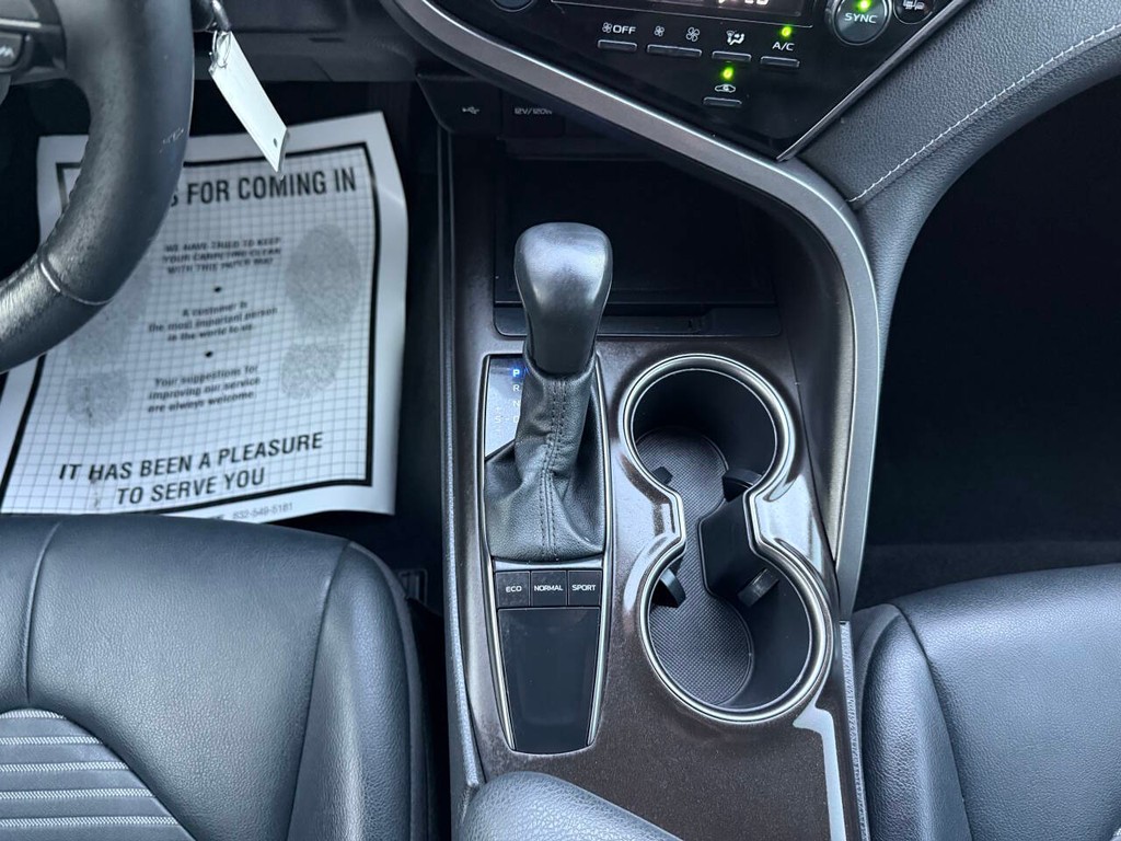 Toyota Camry Vehicle Full-screen Gallery Image 28