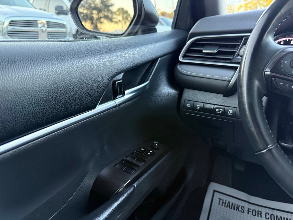 Toyota Camry Vehicle Full-screen Gallery Image 29