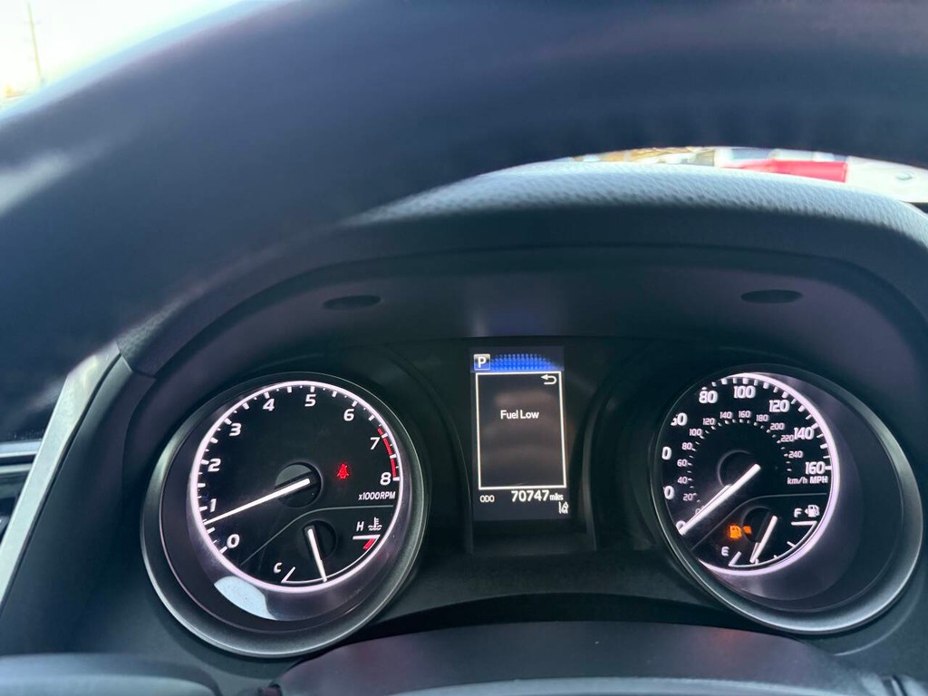 Toyota Camry Vehicle Full-screen Gallery Image 30