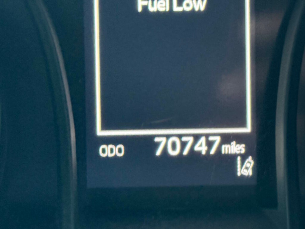 Toyota Camry Vehicle Full-screen Gallery Image 31