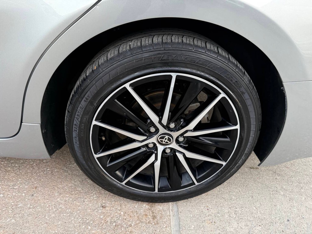 Toyota Camry Vehicle Full-screen Gallery Image 34