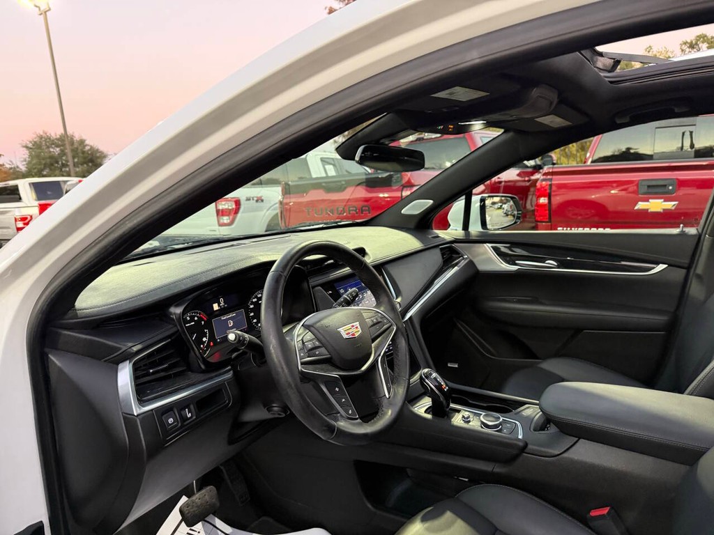 Cadillac XT5 Vehicle Full-screen Gallery Image 06