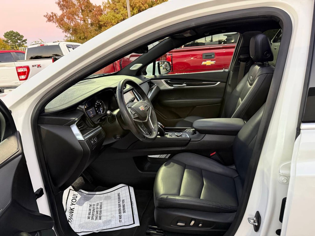 Cadillac XT5 Vehicle Full-screen Gallery Image 07