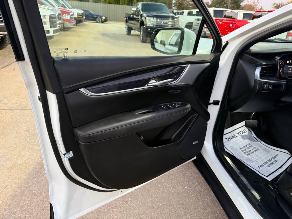 Cadillac XT5 Vehicle Full-screen Gallery Image 08