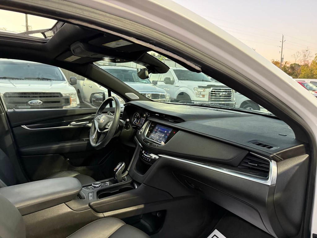 Cadillac XT5 Vehicle Full-screen Gallery Image 09