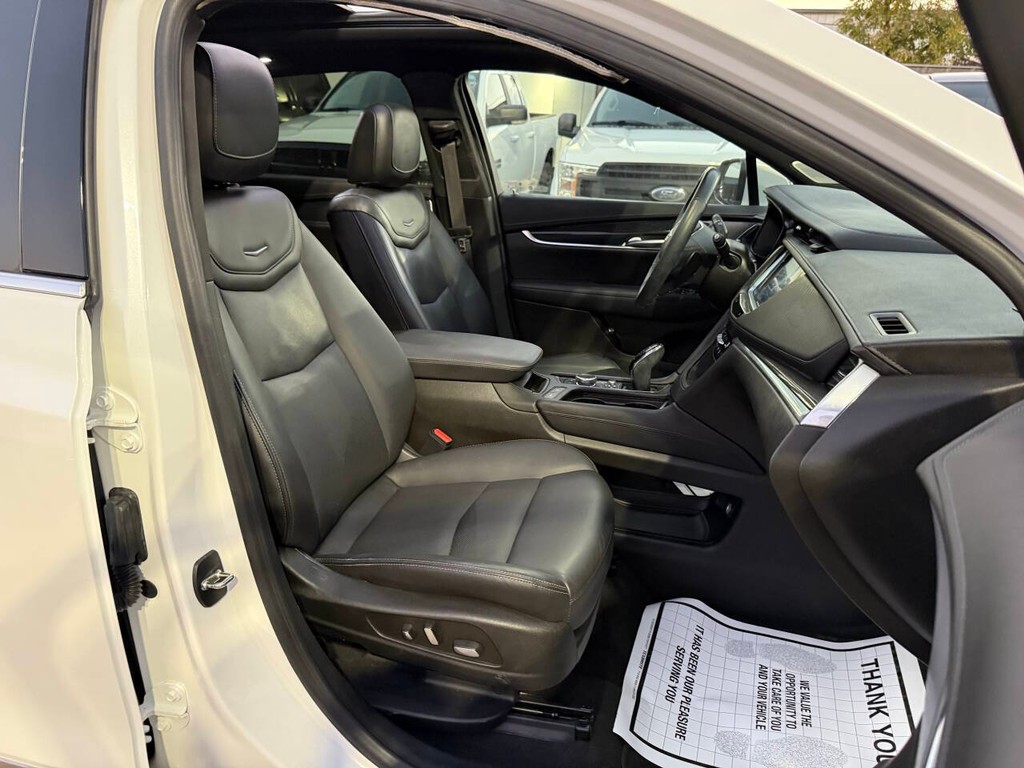 Cadillac XT5 Vehicle Full-screen Gallery Image 10