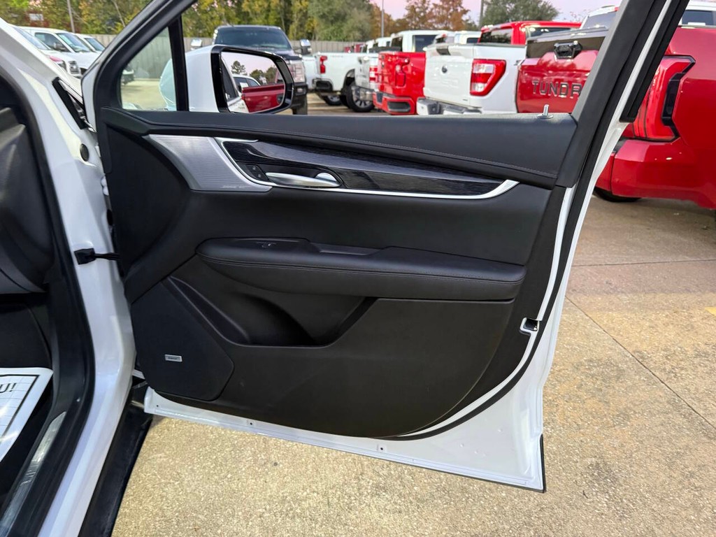 Cadillac XT5 Vehicle Full-screen Gallery Image 11