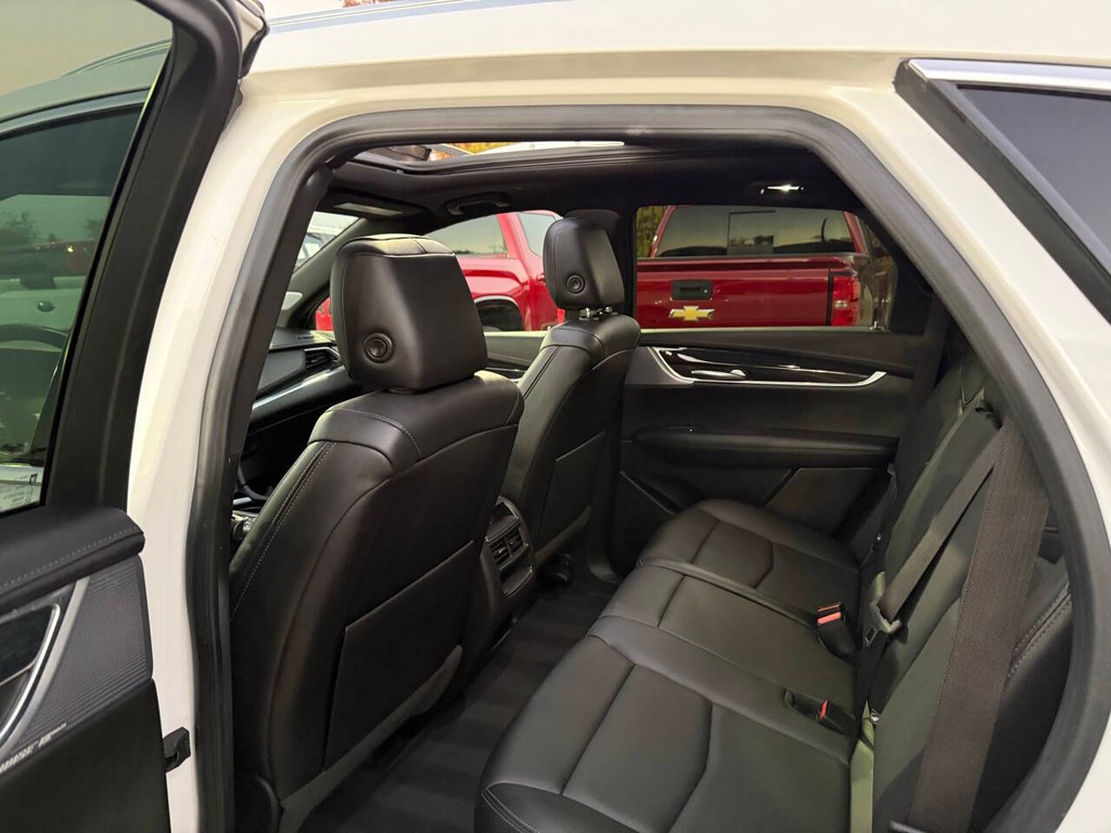 Cadillac XT5 Vehicle Full-screen Gallery Image 12